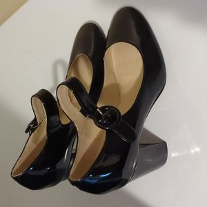 Block heel shoes